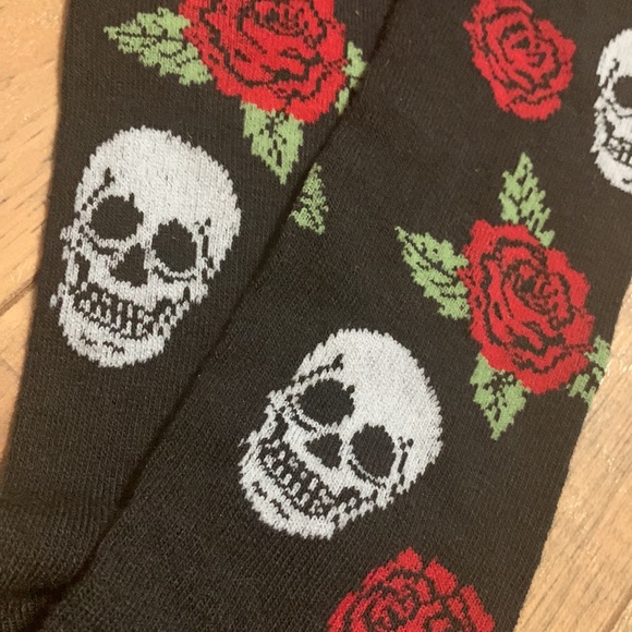 Accessories - Skulls & 🌹Roses socks NWOT